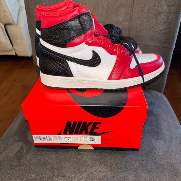 NIB NEW Women’s Air Jordan 1 Retro High OG Satin Sneakers Size 7 - Picture 2 of 6